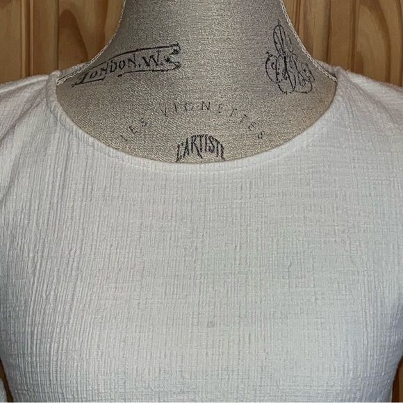 Green Envelope Women’s Textured White Top Size Medium - Picture 2 of 8